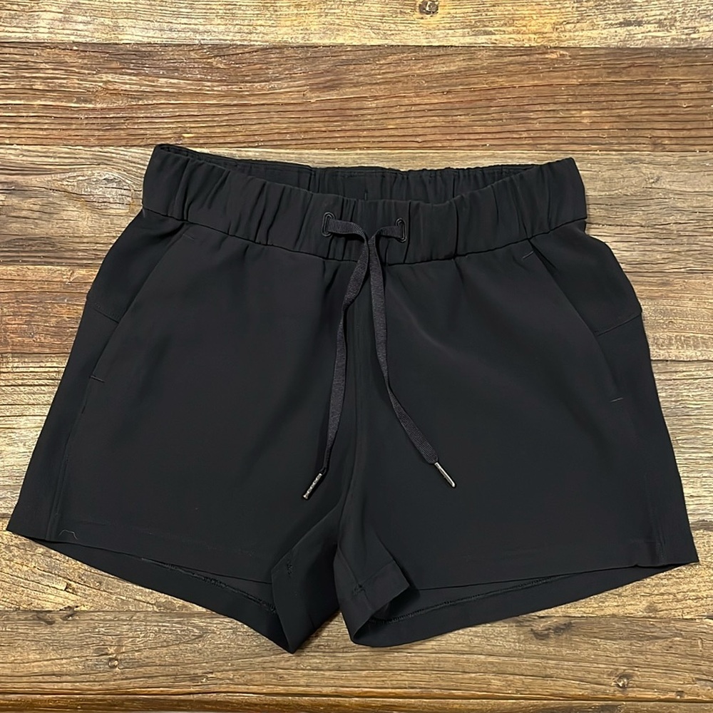 Lululemon Athletica On The Fly Shorts 2.5”